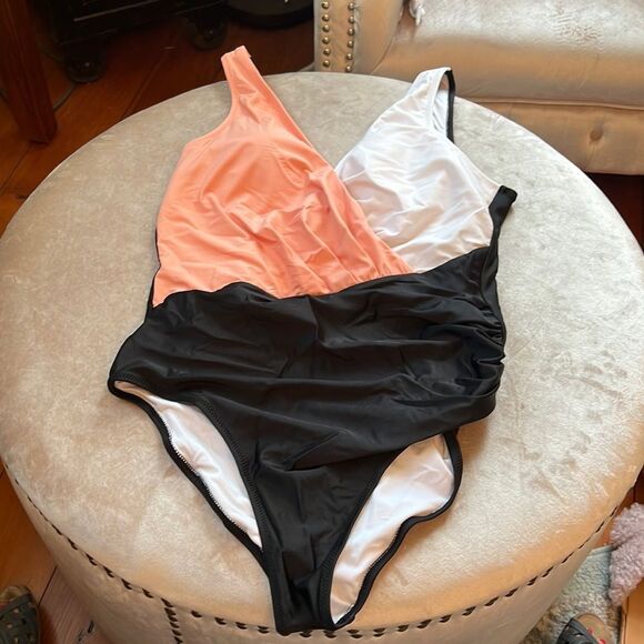 Like new! Cupshe Sz L Color Block U back 1Pc Swimsuit - Picture 4 of 8